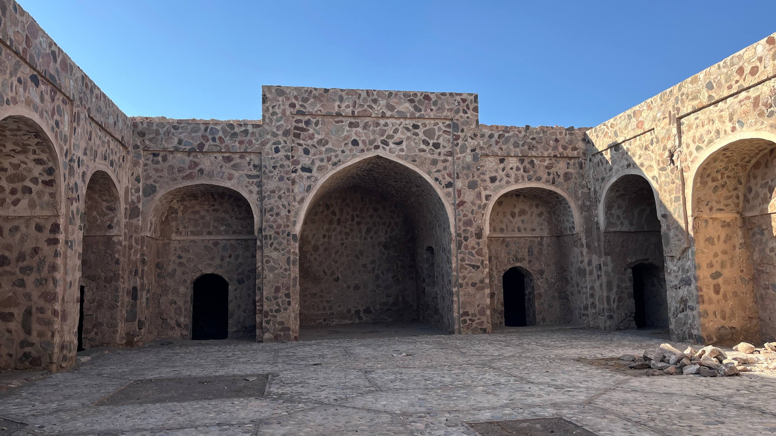 رباط قلی؛ کاروانسرایی که در انتظار مسافر است/