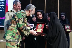 اعطای نشان فداکاری به خانواده&zwnj;های پنج شهید ارتش توسط سرلشکر سیدعبدالرحیم موسوی فرمانده کل ارتش 