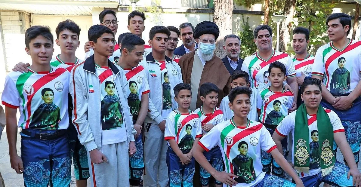 باستانی‌کاران نوجوان با عکس کدام شهید به دیدار رهبر انقلاب رفتند؟