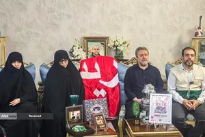 دیدار خادمیاران و یاوران رضوی با خانواده شهید محسن خاکساری
