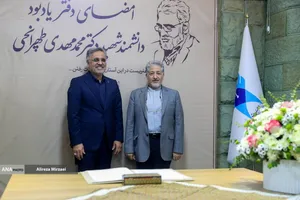 مراسم امضای دفتر یادبود دانشمند شهید دکتر محمد مهدی طهرانچی
