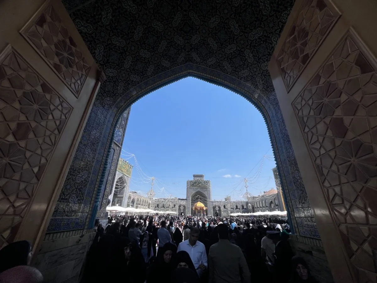 حال و هوای مشهد پس از شهادت آیت‌الله رئیسی/ حرم موسی الرضا(ع) آماده میزبانی از خادم‌الرضا(ع) شد+فیلم