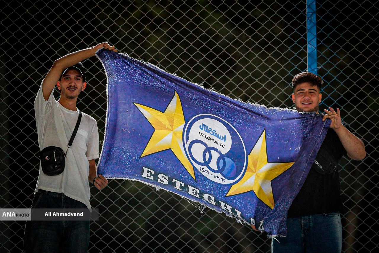 برخورد صمیمی امیری با هاشمیان، هدیه ویژه به سرمربی پرسپولیس و کنایه لک به تلویزیون/یاد و خاطره خواننده فقید زنده نگه داشته شد+تصاویر