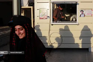 پیاده روی زائرین اربعین حسینی به یاد رهبر شهید انقلاب