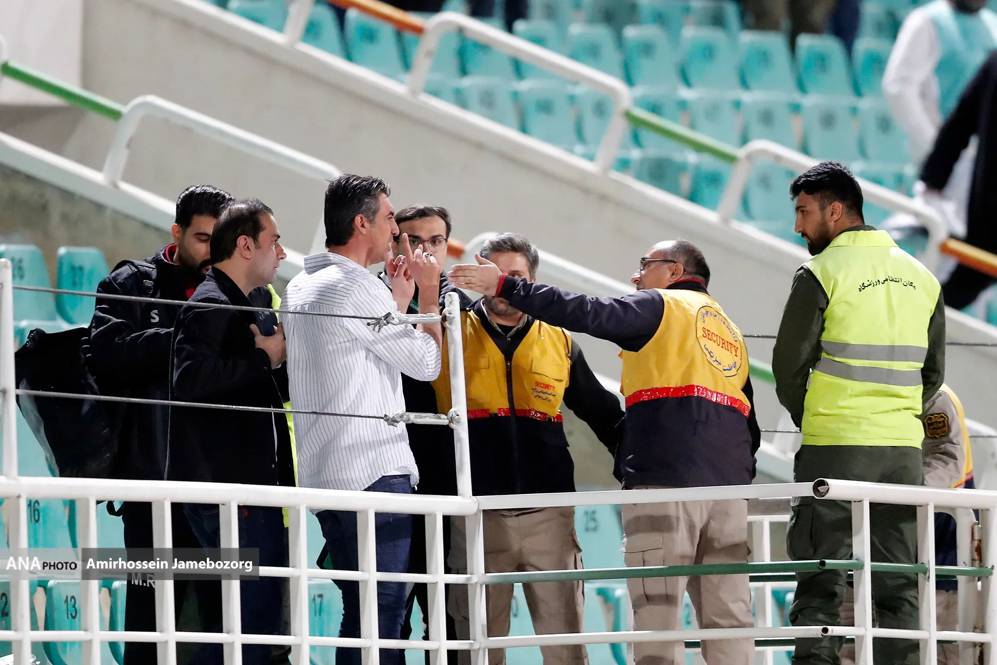سید مهدی رحمتی درگیری لفظی با یکی از افراد منتسب به پرسپولیس