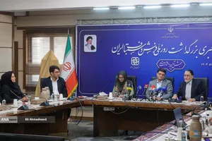 یحیی آل&zwnj;اسحاق رئیس شورای راهبردی مرکز ملی فرش دستباف ایران، محمدصادق مفتح مشاور وزیر صنعت، معدن و تجارت در امور بازرگانی و زهرا کمانی رئیس مرکز ملی فرش ایران