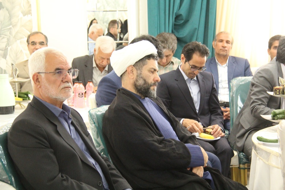 تمدن لیبرال دموکراسی غرب در حال فروپاشی است؛ استادان پاسداران هویت و امید ملت هستند