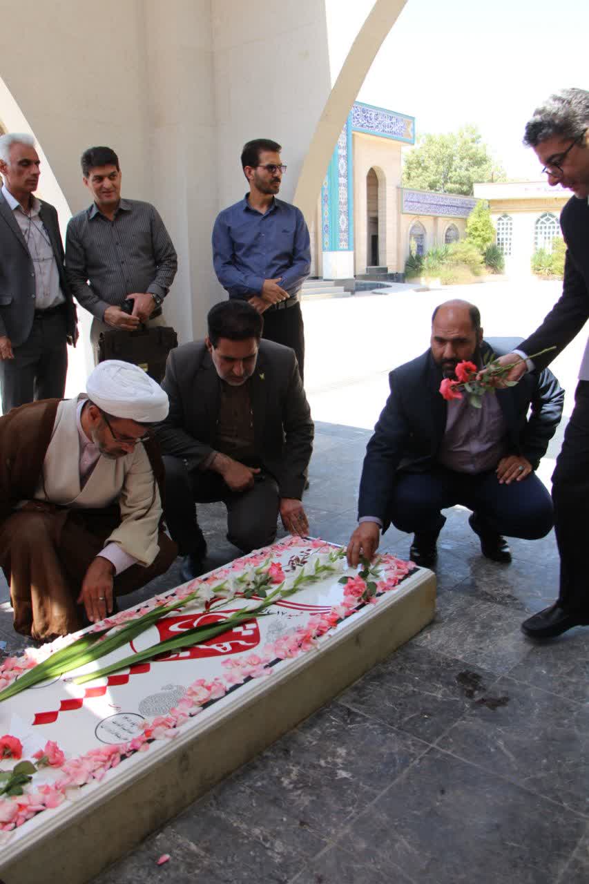 مزار شهید گمنام در دانشگاه آزاد اسلامی مرودشت غبارروبی و عطرافشانی شد