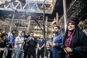 توضیحات سحر امامی مجری تلویزیون در خصوص حمله رژیم صهیونیستی به ساختمان شیشه ای صدا و سیما در بازدید خبرنگاران خارجی از آثار به&zwnj;جامانده از حمله موشکی رژیم صهیونیستی به ساختمان شیشه ای صدا و سیما که در تاریخ ۲۴ تیرماه صورت گرفت