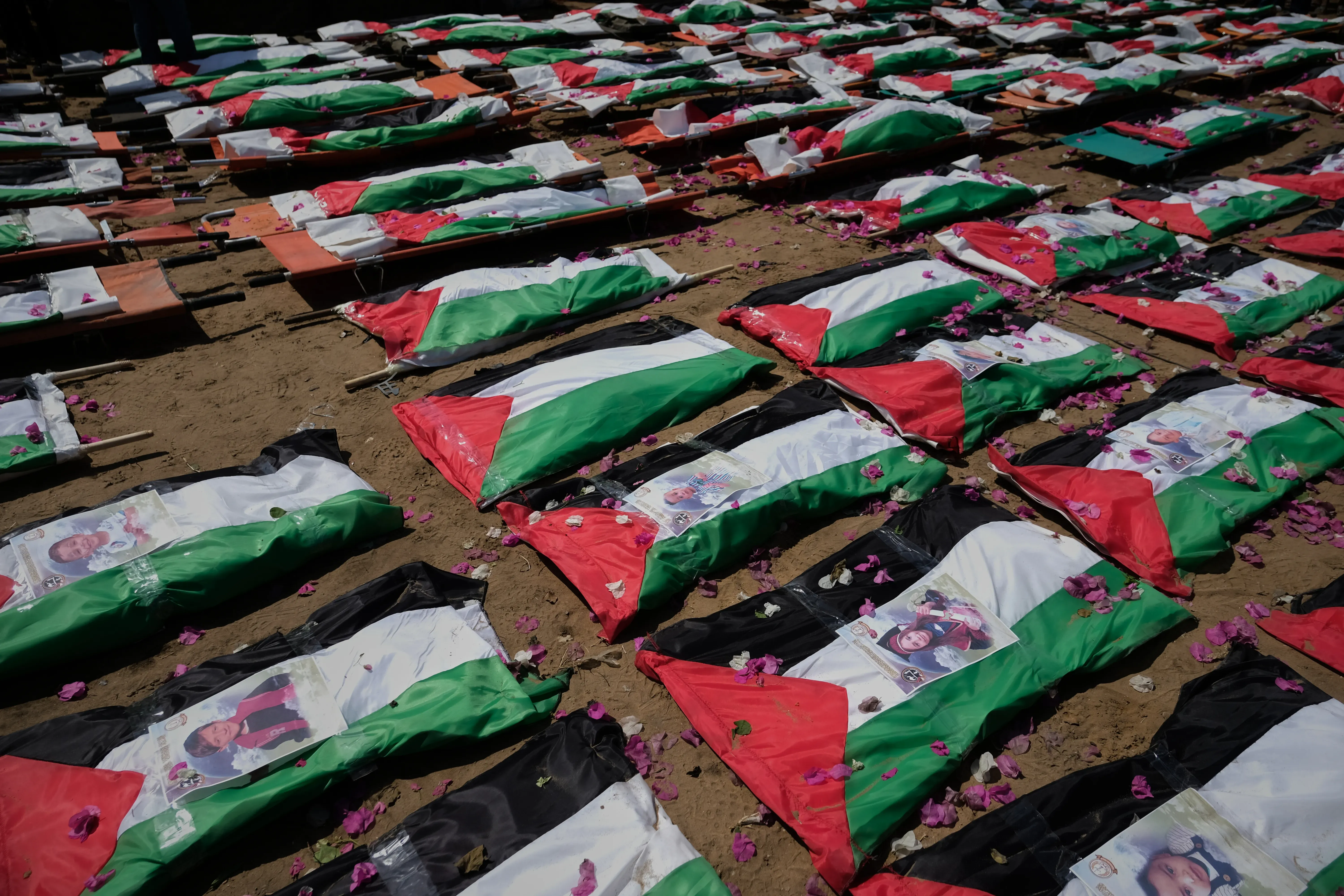 زاران نفر در شهر غزه در مراسم تشییع جنازه ۱۱۲ فلسطینی شرکت کردند

پیکرهای پیچیده شده در پرچم‌های فلسطین در یکی از بزرگترین مراسم تشییع جنازه‌ها از زمان آغاز جنگ علیه غزه، در خیابان‌های شهر محاصره شده حمل می‌شوند.