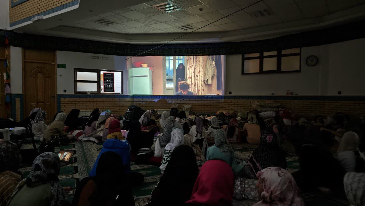 از اعتکاف مادر و فرزندی تا حضور معلمان و شاگردان