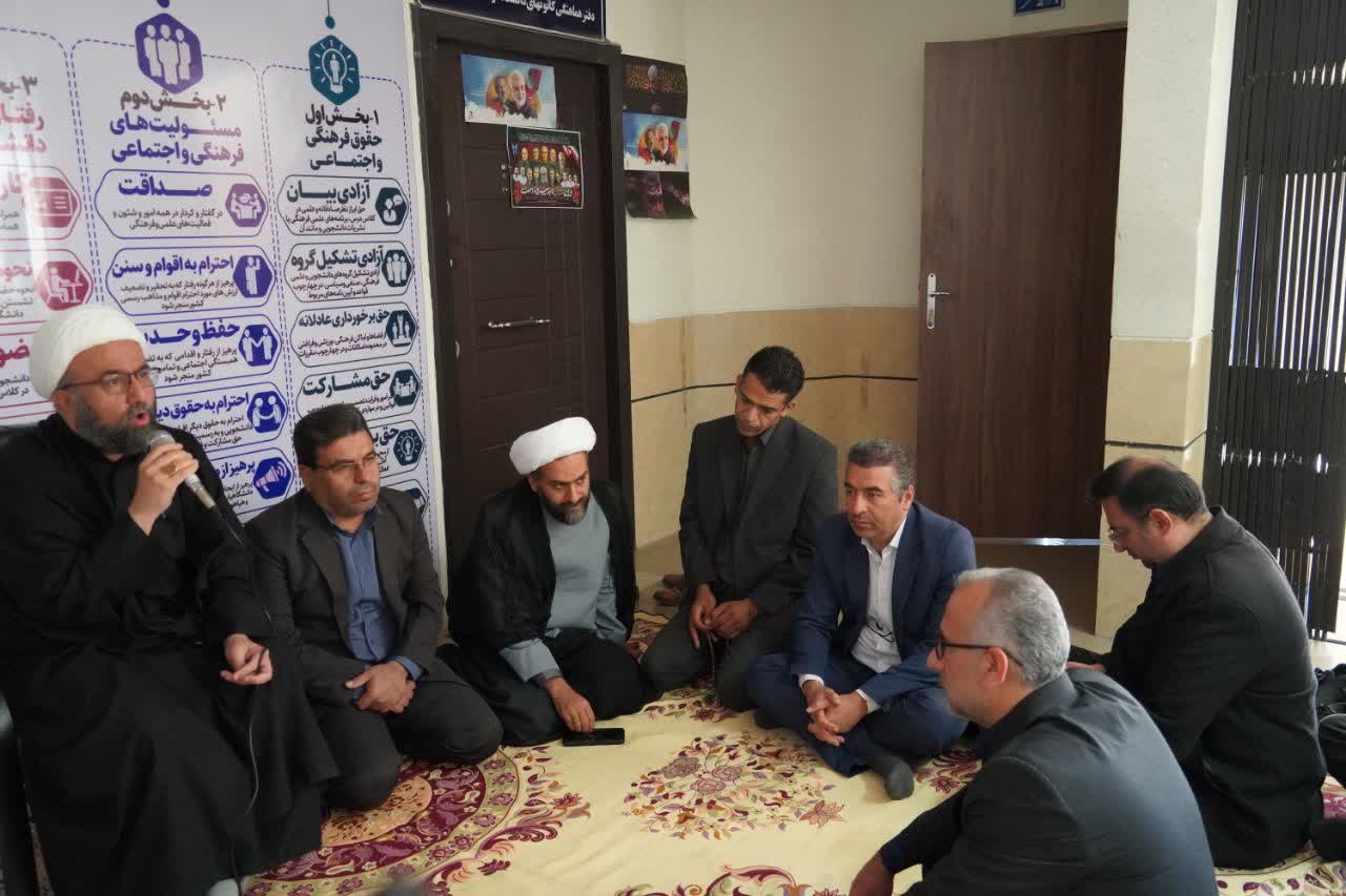 خداوند متعال در این زمان صحنه عاشورا را واضح‌تر به ما نشان داد؛ خون رهبر شهید امت اسلام را به جوشش آورد