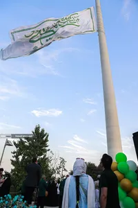 اهتزاز بزرگترین پرچم علوی بر فراز تهران