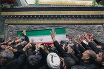 مراسم طواف پیکر رهبر شهید انقلاب بر گرد ضریح مطهر امام رضا(ع)