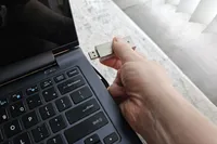 راهنمای کامل فرمت کردن فلش‌درایو USB در ویندوز و دلایل نیاز به آن