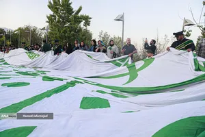 اهتزاز بزرگترین پرچم علوی بر فراز تهران