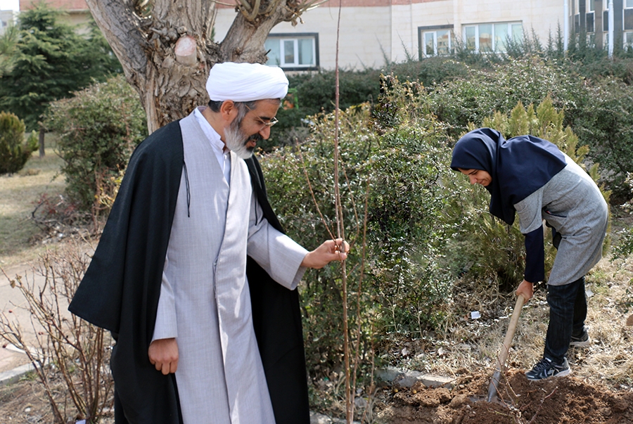 روز درختکاری در واحد اردبیل