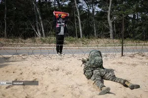 حضور مخالف جنگ حین مانور ترکیبی تفنگداران دریایی کره جنوبی و آمریکا