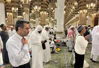 دست نیاز و طلب عفو زائران ایرانی در جوار بارگاه ملکوتی رسول الله(ص)+عکس و فیلم