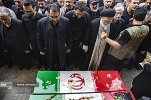 اقامه نماز میت توسط حجت&zwnj;الاسلام قاضی&zwnj; تولیت آستان مطهر حضرت عبدالعظیم بر پیکر مطهر دانشمند هسته&zwnj;ای شهید محمدمهدی طهرانچی رییس دانشگاه آزاد اسلامی و همسر گرانقدرش شهیده مژگان قراویری در حرم حضرت عبدالعظیم حسنی(ع)