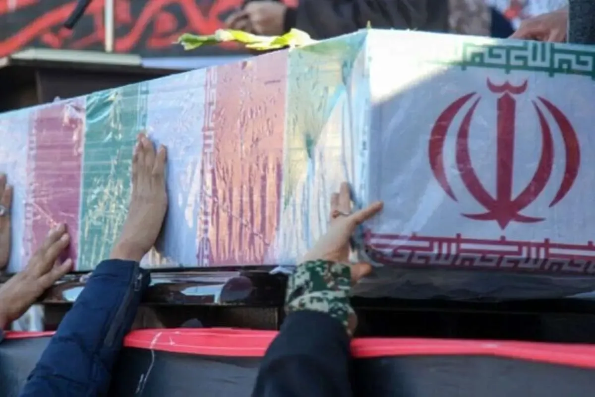 عکس مربوط به مراسم تشیع پیکر شهید طباطبایی قمشه است.