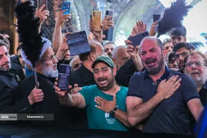حضور مردم عزادار برای زیارت مزار مطهر رهبر شهید انقلاب در رواق دارالذکر