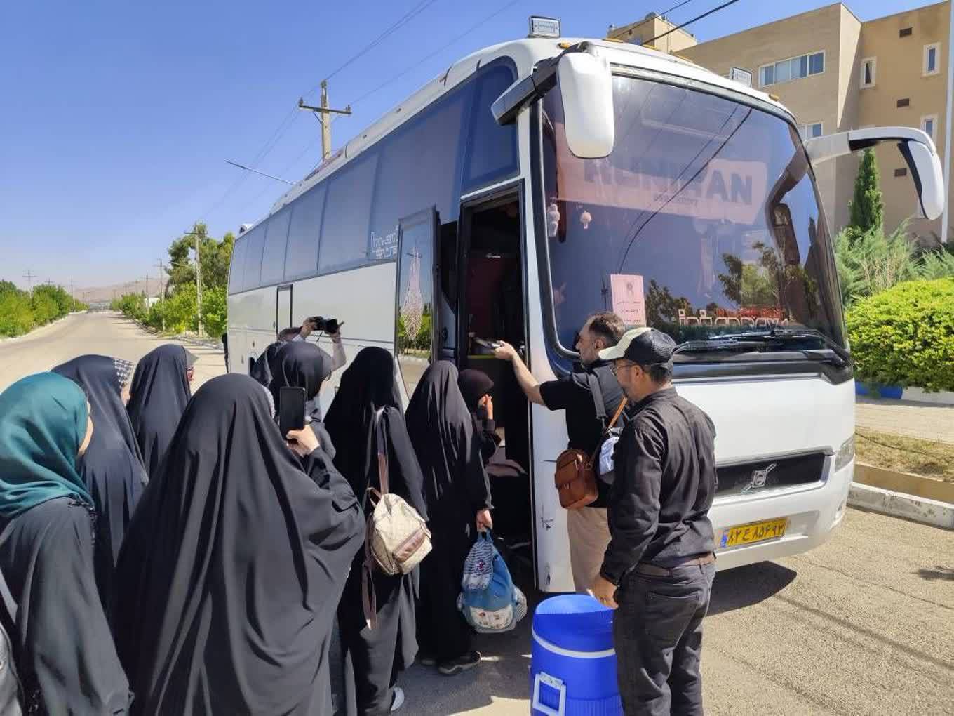 اعزام دانشگاهیان دانشگاه آزاد اسلامی استان فارس به مراسم وداع و تشییع رهبر شهید ایران