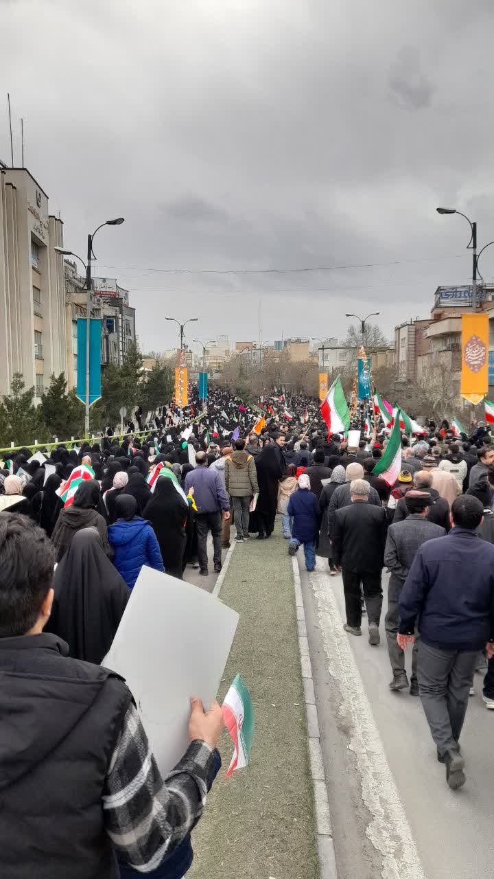 حضور پرشور دانشگاهیان آزاد اسلامی در راهپیمایی 22 بهمن؛ تجلی وفاداری به انقلاب