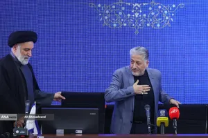 دکتر بیژن رنجبر رئیس دانشگاه آزاد اسلامی و حجت&zwnj;الاسلام والمسلمین میر مجید سیدقریشی رئیس نهاد نمایندگی مقام معظم رهبری در دانشگاه آزاد اسلامی