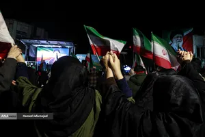 مراسم وداع با پیکر مادر شهیدان افراسیابی در چهارراه نبرد خیابان پیروزی