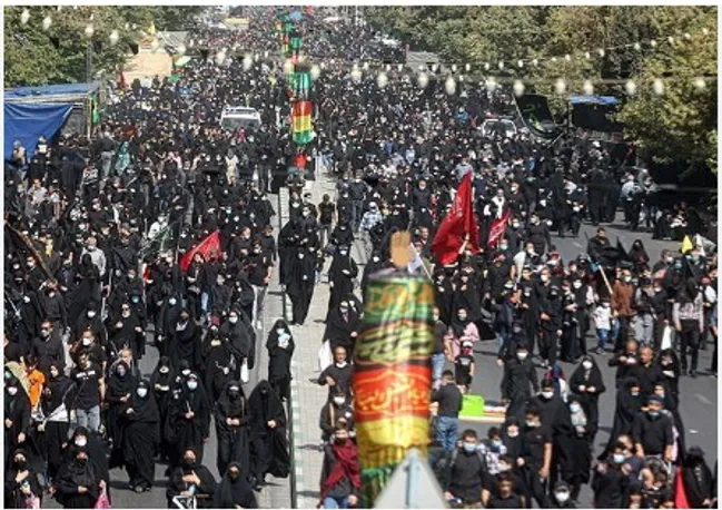 در مسیر حسین؛ تهران قدم‌به‌قدم به اربعین می‌رسد/ روایتی از موشک‌ها و پرچم‌های انتقام +عکس و فیلم