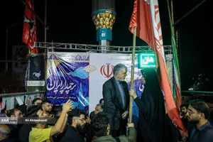 پرچم&zwnj;داری وزیر ارشاد در چهاراه ولیعصر(عج)