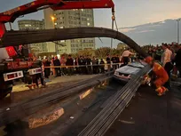 واژگونی کامیون حامل میلگرد در بلوار کوهسار/ نجات راننده محبوس توسط آتش‌نشانان