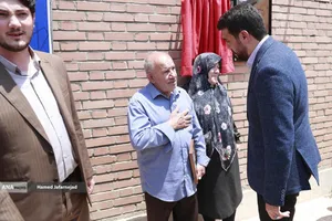 حضور خانواده شهدا در مراسم افتتاح 8 نیروگاه خورشیدی در شهر تهران