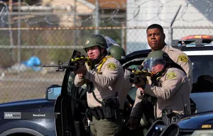 درگیری پلیس ضد شورش و معترضان در لس&zwnj;آنجلس آمریکا