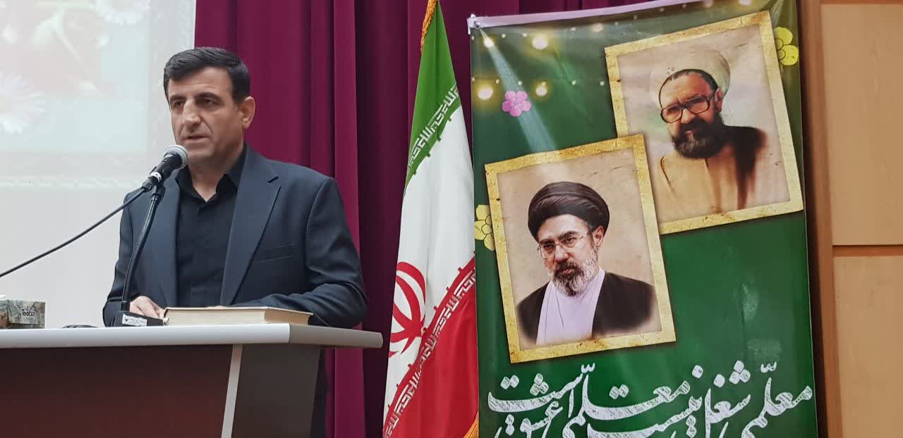 آیین تجلیل از مقام استاد و روز معلم در دانشگاه آزاد اسلامی واحد بابل برگزار شد