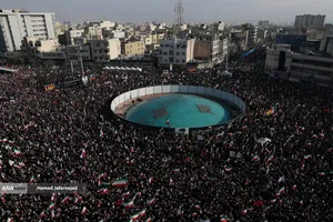 بیعت مردم با آیت&zwnj;الله سید مجتبی خامنه&zwnj;ای سومین رهبر جمهوری اسلامی ایران