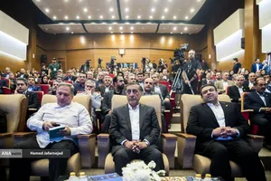 ابوالفضل نجارزاده مدیرعامل بانک ملی ایران ، محمدجعفر قائم پناه معاون امور اجرایی رئیس جمهور و سید شمس الدین حسینی رییس کمیسیون اقتصادی مجلس شورای اسلامی در آیین رونمایی از خدمات و محصولات دیجیتال بانک ملی