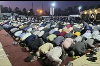 حضور گسترده مردم در نماز جماعت گلزار شهدا/ اقامه نماز مغرب و عشا در نقاط مختلف گلزار مطهر شهدای بهشت زهرا (س)