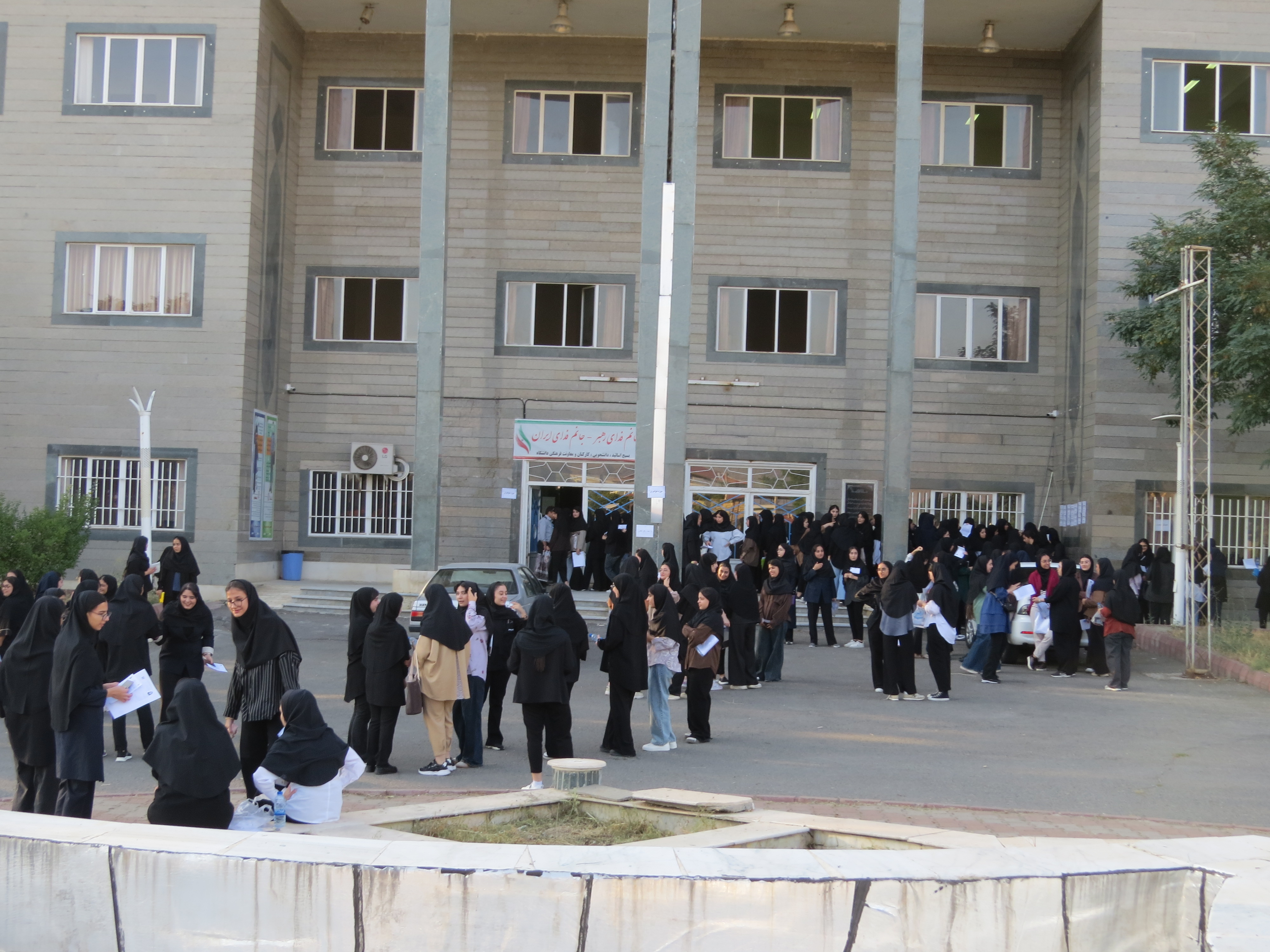 رقابت نفس‌گیر ۱۱۵۴ داوطلب کنکور سراسری در گرمای شدید تابستان در دانشگاه آزاد ماکو