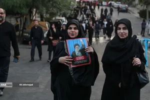 حرکت مردم عزادار بسمت مصلی تهران برای وداع با رهبر شهید انقلاب
