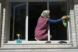 هشدار درباره حوادث خانه‌تکانی؛ از مسمومیت با شوینده‌ها تا خطر سقوط و برق‌گرفتگی