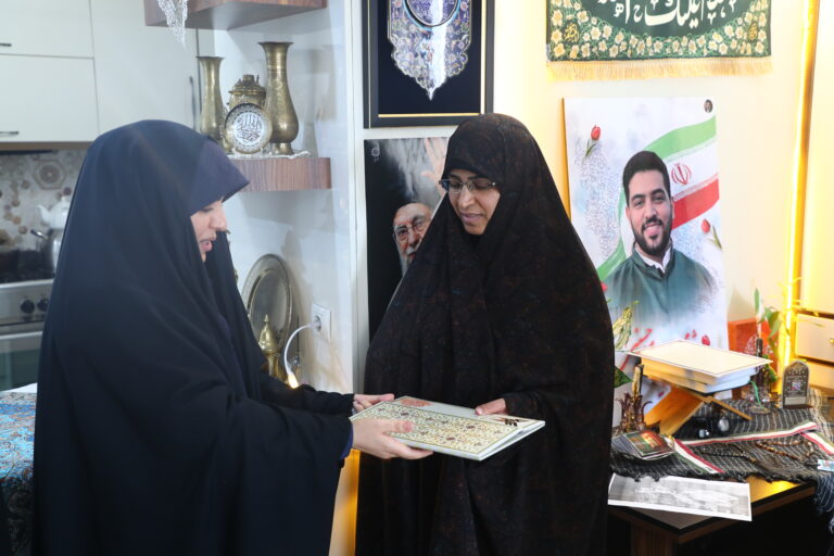 تأکید مسئولان دانشگاه آزاد اسلامی بر الگوسازی سبک زندگی زینبی و جایگاه رفیع خانواده‌های معظم شهدا