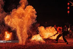 نمایش سنت&zwnj;های باستانی  با آتش برای دفع بدشانسی و خوش شانسی در شهرستان پان آن در استان ژجیانگ شرقی چین