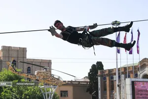 انجام حرکات رزمی و نمایشی در حاشیه مراسم آیین اعطای نشان فداکاری ارتش به پنج تن از خانواده&zwnj;های شهدا