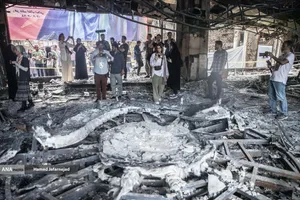 بازدید خبرنگاران خارجی از آثار به&zwnj;جامانده از حمله موشکی رژیم صهیونیستی به ساختمان شیشه ای صدا و سیما که در تاریخ ۲۴ تیرماه صورت گرفت