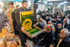 پرچم متبرک حرم علی ابن الموسی الرضا(ع) در بیستمین یادواره ۸۴ شهید محله نبرد تهران 