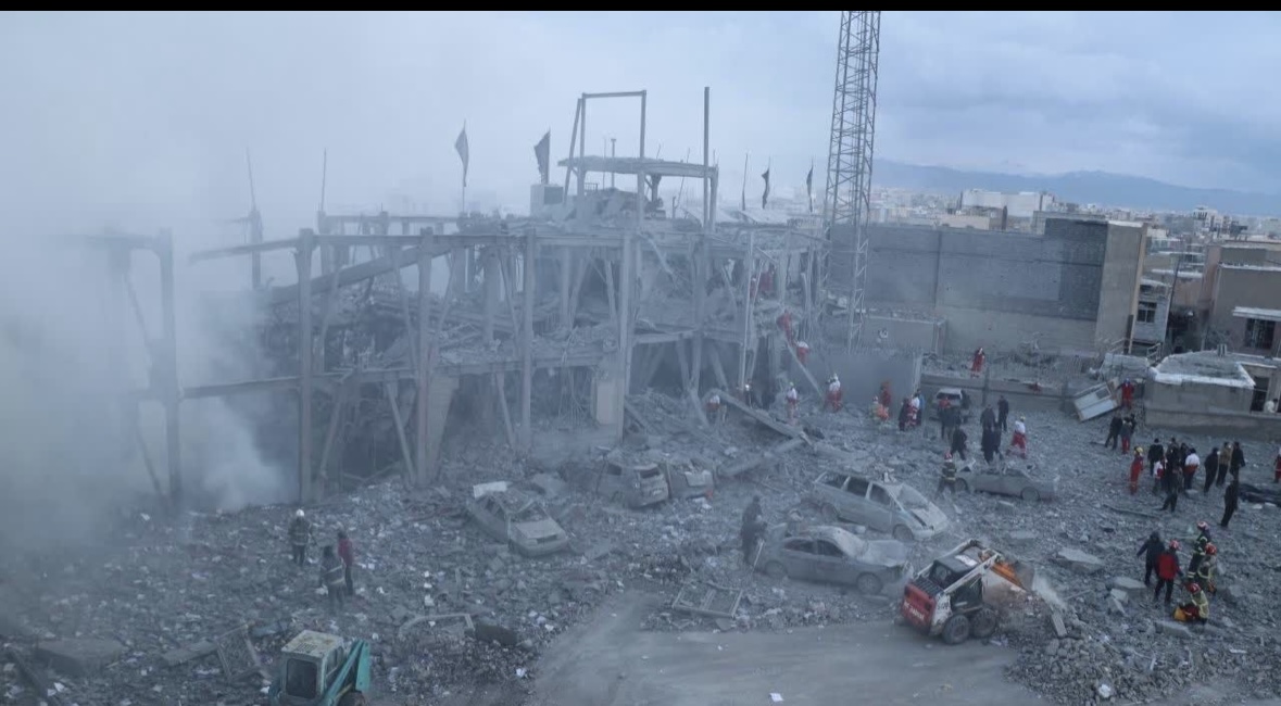 حسینیه اعظم زنجان در پی حمله هوایی دشمن آسیب دید