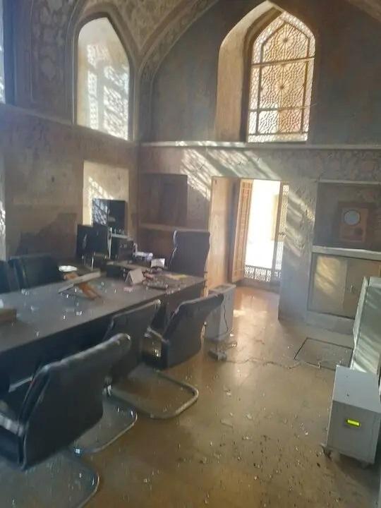 حمله اسرائیل به استانداری اصفهان به میراث جهانی صفوی آسیب زد؛ شیشه‌های عالی‌قاپو شکست