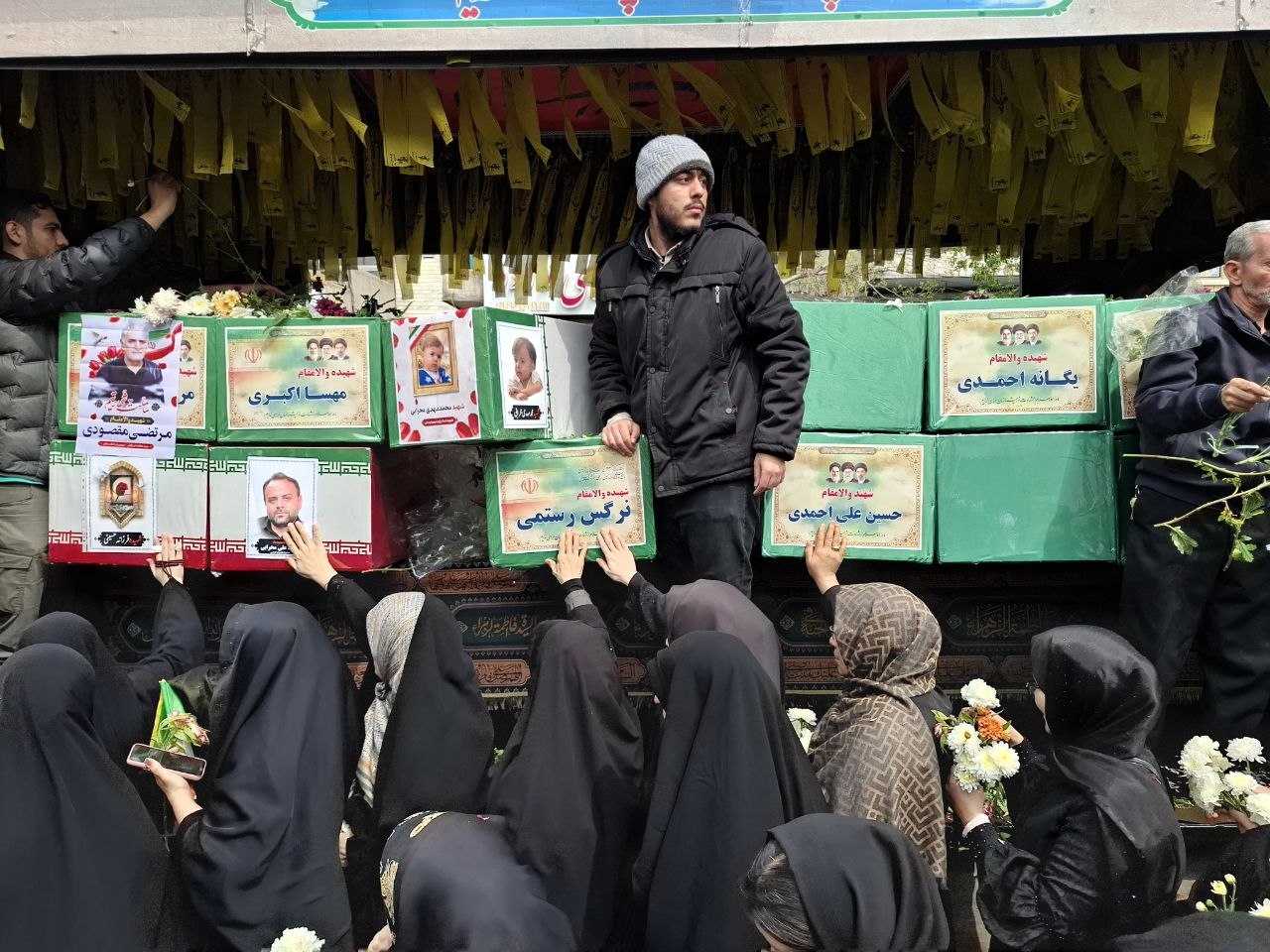 آغاز تشییع پیکر پاک ۱۲ شهید جنگ رمضان در محله ۱۳ آبان